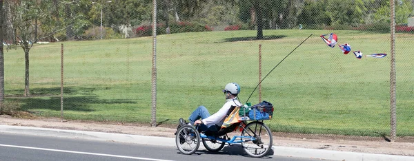 Los Ángeles, California, EE.UU. - 29 de marzo de 2021: ciclista hombre montando en bicicleta reclinada —  Fotos de Stock