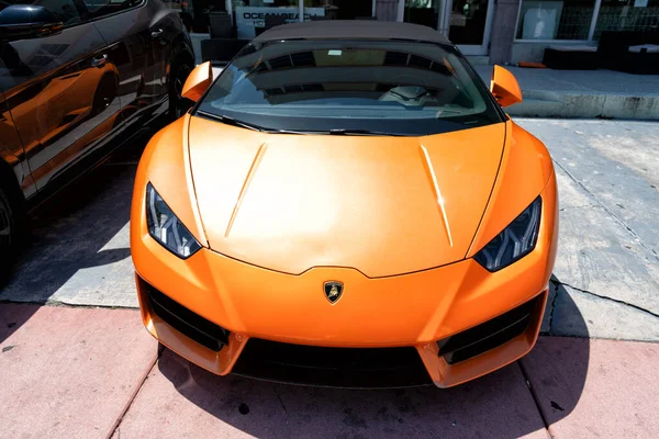 Los Ángeles, California, EE.UU. - 14 de abril de 2021: naranja Lamborghini Aventador estacionado en Los Ángeles. vista frontal — Foto de Stock