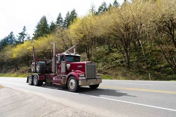 Oregon, USA - 05 april 2021: Kenworth oplegger voor het vervoer over de snelweg. — Stockfoto