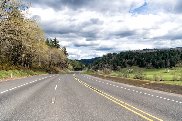 Oregon strada vuota. percorso estivo. modo di viaggiare con il paesaggio. strada statale tra foresta. carreggiata — Foto Stock