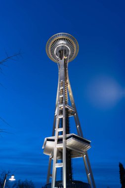 Seattle iğne kulesi. Seattle gökyüzü manzarası. Space Needle ABD 'de bir gözlem kulesidir..