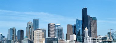 Seattle, Washington D.C. ABD - 06 Nisan 2021: gökdelen binaları ile Panorama Seattle silueti