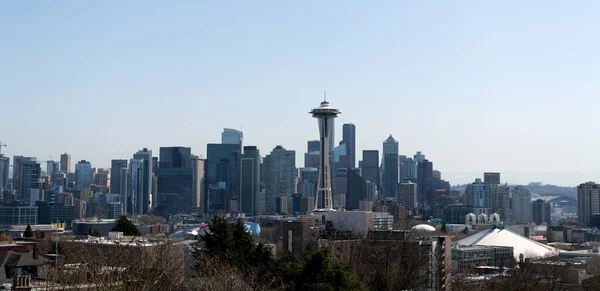 Seattle, Washington D.C. Verenigde Staten - 06 april 2021: panoramische Seattle skyline wolkenkrabber en ruimte naald — Stockfoto