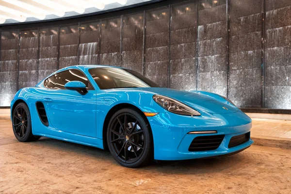 Palm Beach, Florida EUA - 22 de março de 2021: Porsche 718 Cayman azul. vista de canto. — Fotografia de Stock