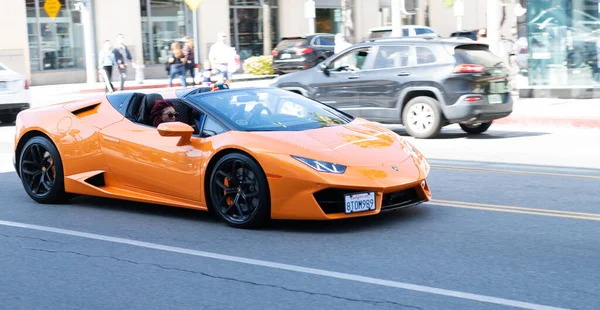 Los Angeles, Kaliforniya ABD - 11 Nisan 2021: Los Angeles 'ta turuncu Lamborghini Bulvarı. yan görünüm — Stok fotoğraf