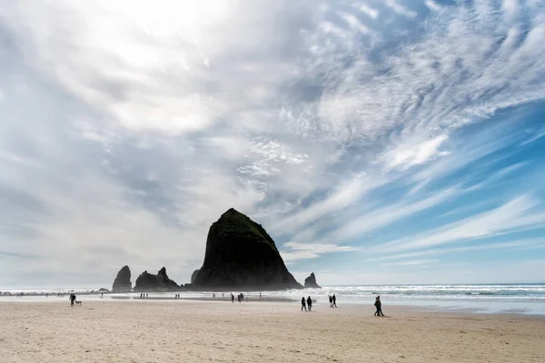 Kanon strand landschap, oregon usa. bewolkt landschap. zomervakantie. — Stockfoto