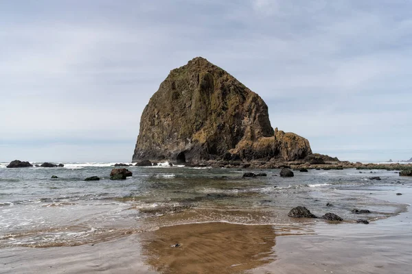 Zeegezicht natuur. kanon strand landschap, oregon usa. zomervakantie. — Stockfoto