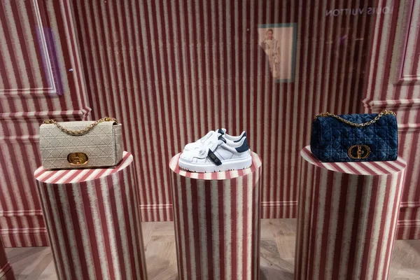 Miami, Estados Unidos - 20 de marzo de 2021: Christian Dior sacos y zapatillas de deporte en el stand de la tienda en el distrito de diseño de Florida —  Fotos de Stock