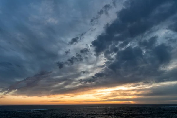 Vroege zonsopgang boven zee. oceaan zonsondergang op zeewater met zonsondergang hemel. zeegezicht zonsondergang. — Stockfoto