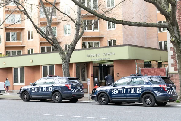 Seattle, Washington D.C. EUA - 03 de abril de 2021: carros da polícia de Seattle estacionados no prédio da torre de baias. — Fotografia de Stock