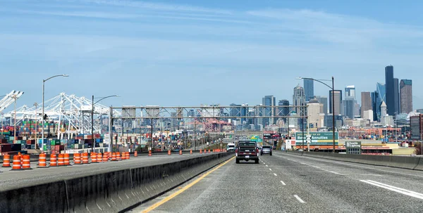 Seattle, Washington D.C. USA - 06 aprile 2021: strada statale con vista sul grattacielo di Seattle — Foto Stock