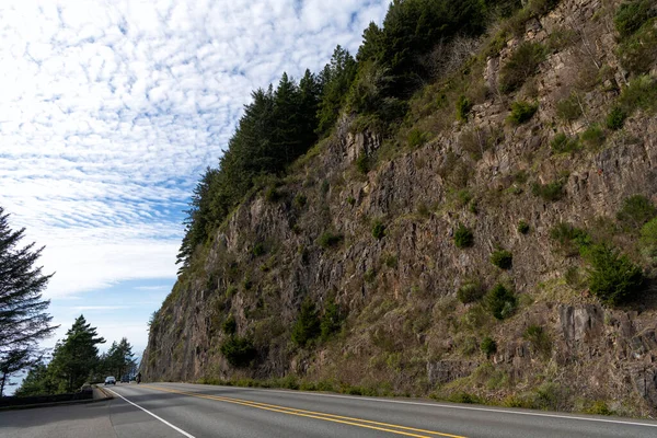 En naturskön väg. Fjällväg i Oregon, USA. Färdväg och landskap. Automatisk rutt och art — Stockfoto