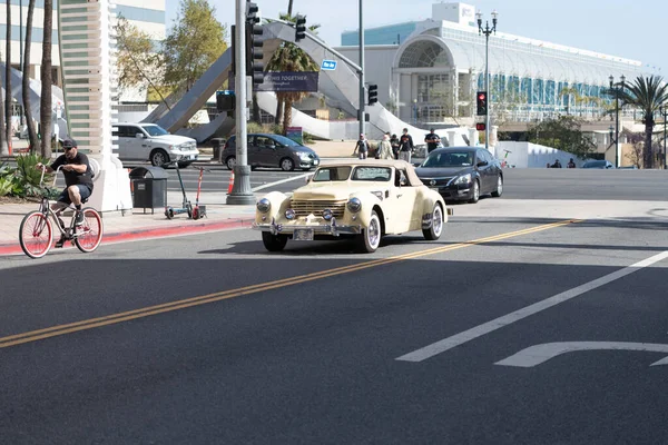 Long Beach, California USA - 12. dubna 2021: starožitné béžové retro auto kabriolet pohled zepředu. — Stock fotografie