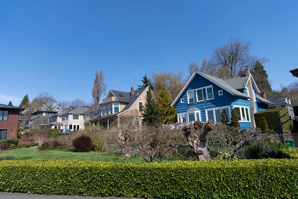 Neighborhood with townhome houses outside the city, neighbors — Stock Photo, Image