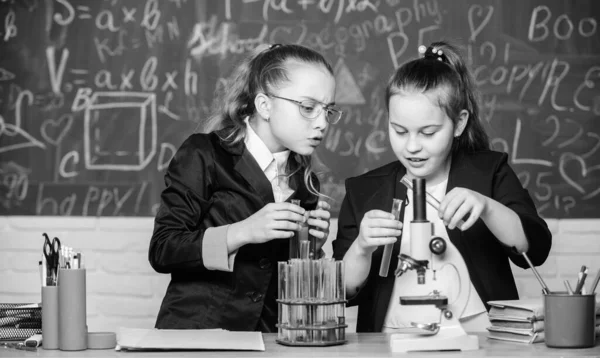 Εργαστήριο Βιολογίας. Χαρούμενη ιδιοφυία. Μικρά κορίτσια επιστήμονας με μικροσκόπιο. Έξυπνα κοριτσάκια στο σχολικό εργαστήριο. Εργαστήριο Επιστημών. επιστημονικό πείραμα στο εργαστήριο. Χημική έρευνα στο εργαστήριο. Η χημεία έχει πλάκα. — Φωτογραφία Αρχείου