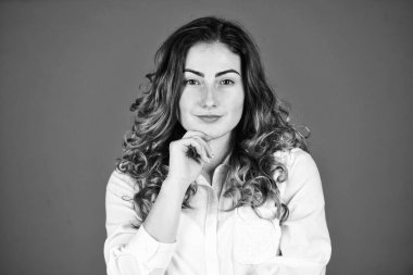 Kadın saçı. Kuaför salonu. Mükemmel görünüş. Doğal bukleler. Doğal dalgalı saç dokusu. Kıvırcık saçlı bir kadın. Kuaför salonu prosedürü. Saç sağlığı ve bakımı. Güzellik ve moda