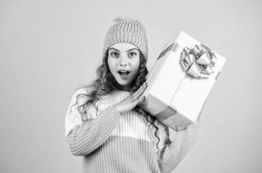 Yeni yıl partisi. Noel hediyeli çocuk. Aile tatili konsepti. Çocuk Noel Baba 'yı bekliyor. çocukluk mutluluğu. Büyük satışlar ve alışveriş. Boks günü. Doğum günün kutlu olsun. Büyük bir sürpriz yap.