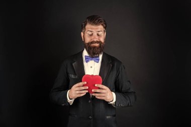 Aşk ve romantizm. Olgun sakallı adam resmi görünüyor. 14 Şubat 'ta. Yakışıklı adam evlenme teklif ediyor..