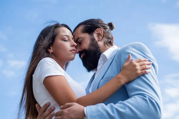 Historia de amor. hombre barbudo abrazar a la mujer. romance. Una cita romántica. relación. — Foto de Stock