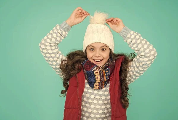 Niño alegre en ropa de invierno caliente de punto sombrero bufanda y suéter en las vacaciones de año nuevo, la infancia feliz —  Fotos de Stock
