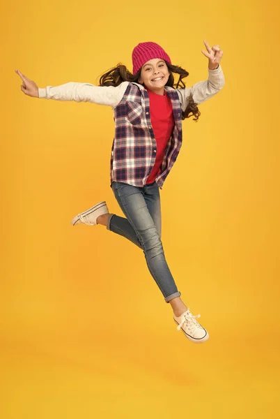 Menina adolescente feliz vestindo roupas de estilo casual e pulando alta sensação de felicidade, liberdade — Fotografia de Stock