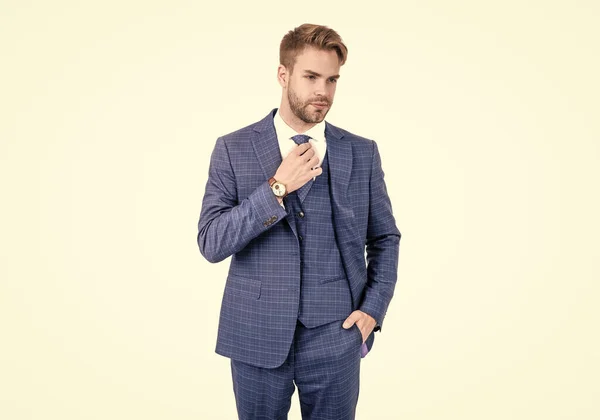 Pengusaha mengenakan setelan tiga potong biru dengan dasi dalam gaya formal, bisnis — Stok Foto