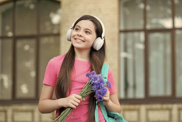 Adolescente estudiante de la escuela con auriculares estéreo nueva tecnología, concepto de buen humor — Foto de Stock