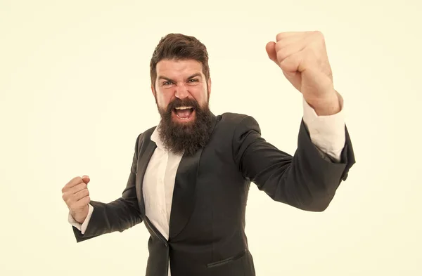 Está na hora de celebrar. Feliz vencedor isolado em branco. O empresário faz um gesto de vitória. O homem barbudo celebra em roupa formal. A celebrar a vitória. Celebrando o sucesso nos negócios. Continua a celebrar. — Fotografia de Stock