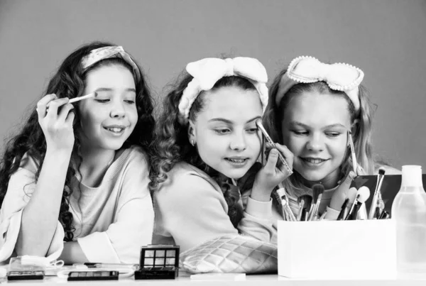 Hermosa mujer. amistad y hermandad. tiempo de vinculación familiar. felicidad infantil. Los niños retro se maquillan. cosméticos para el cuidado de la piel para niños. belleza y moda. tres chicas felices en peluquería — Foto de Stock