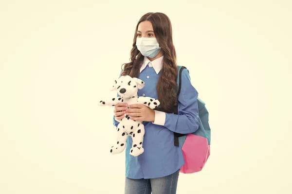 学校的感染控制和儿童保育。戴面具的小孩拿着玩具.新型大肠埃希菌感染 — 图库照片