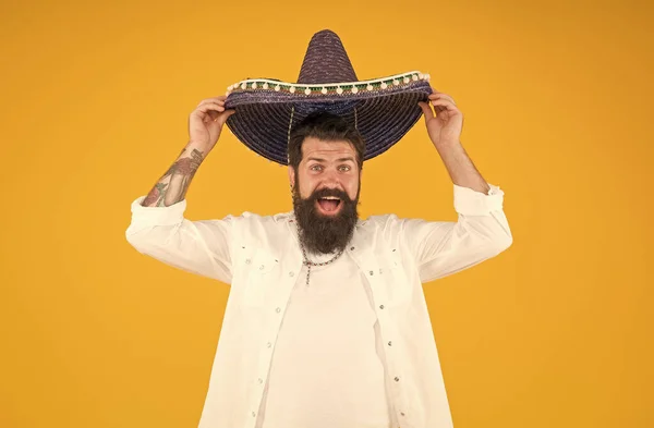 Sommarfestival. Nationella helgdagar. Mexikansk hatt sombrero. Killen glad festlig klädsel. Spansk dräkt. Mexikanskt firande. Res till Mexiko. Mannen i mexikansk hatt. Killen gladlynt festligt humör på fest — Stockfoto