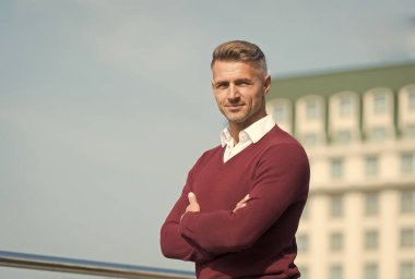 Güzel güneşli bir gün. Kendine güvenen adam dışarıda gülümsüyor. Karizma yayıyor. Erkek güzellik modası. Günlük giysiler içinde bir iş adamı. berber saç bakımı. Seksi yetişkin adam. Tıraşsız yüzlü yakışıklı bir adam. Boşluğu kopyala