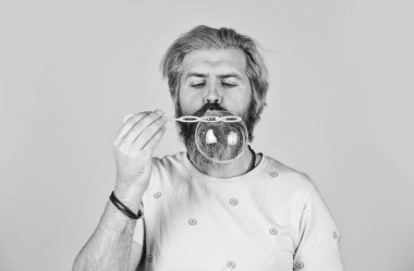 Parti atmosferi ya da tatil. Çocuksu ve çocuksu hissediyorum. Gerçek mutluluk. Olgun bir adam sabun köpüğü üflüyor. Balon üfleyicili bir adam. Neşeli modda mutlu bir hipster. Çocukluk dönemine gir. yaratıcılık