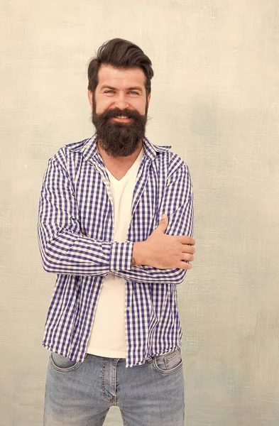 Qualsiasi lunghezza qualsiasi stile. Felice hipster con la barba non rasata. Uomo rasato con sorriso barbuto in stile casual. Barbiere. Tagliare e radersi. Barbiere e toelettatura. Cura della pelle e dei capelli — Foto Stock