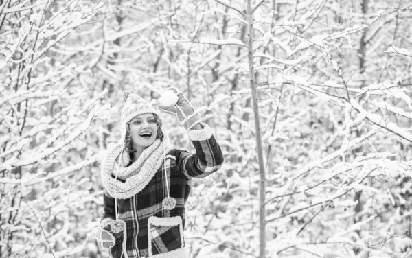 Nie mogę w to uwierzyć. święta kuli śnieżnej w zimowy dzień. Piękna kobieta w ciepłym ubraniu. Cieszący się przyrodą zimą. Portret kobiety w zimie. Wesoła dziewczyna na dworze. radosna i energiczna kobieta — Zdjęcie stockowe