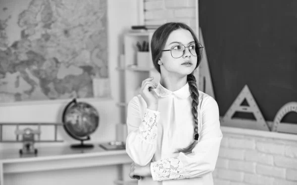 Éducation et littérature pour enfants. Écolière romantique en classe. Adorable intello de l'école. Présentation de nouvelles unités de travail. Une gamine porte des lunettes. Retour à l'école. Livre de lecture comme passe-temps — Photo