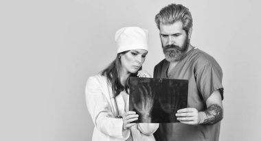 X-ray taraması. Radyografi tomografi sonucu. Doktor ve hemşirenin uzman tavsiyesine ihtiyacı var. Hasta tıbbi kayıtlarını incele. Teşhis koy. Görevdeki doktor teşhisi tartışır. danışmanlık. Boşluğu kopyala