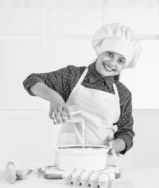 Gülümseyen genç kız aşçı üniforması içinde yemek ve yemek pişirme, mutfak