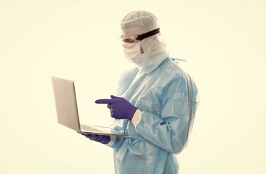 Modern tıp laboratuvarında teknoloji. İnternetten doktordan randevu al. Çevrimiçi doktor konsültasyonu. Kişisel hesabın. Laptoplu erkek terapist. konsantre sağlık çalışanı