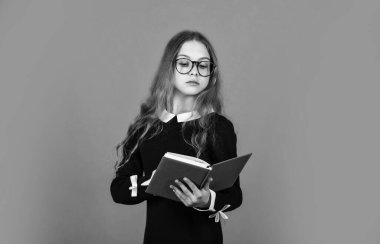 Yabancı dil öğreniyorum. Çocuklar için eğitim. Yetenek ve bilgi. Çocuk bakımı. Okul eğitimi konsepti. Özel üniversite. İnek yaşam tarzı. Şirin çocuk ders çalışıyor. Temel eğitim. Kitaplı Öğrenci