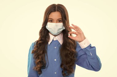Kızlarda vitamin ya da hummadan kalma ilaç hapları var koruyucu maske takıyorlar, beyaz, covid 19.