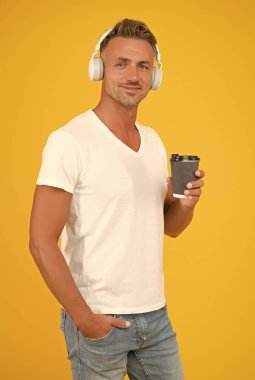 Paket kahve içmek bir yaşam biçimidir. Modern adam müzik dinleyerek kahve içer. Paket servis ve kafe servis sunuyor. Sıcak içecek. Sadece paket servis.