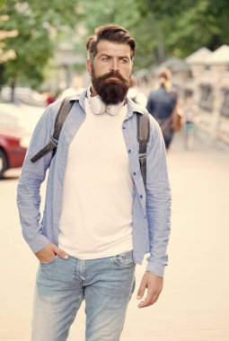 Yeterince sıradan zaten. Sıradan şehir tarzı bir açık hava hippisi. Sakallı adam günlük kıyafetler giyer. Günlük kıyafet dolabı. Erkek giyim mağazası. Moda modası. Moda tarzı. Günlük giysiler. Nihai rahatlık için