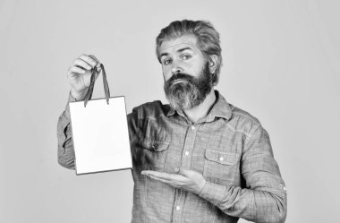 Hediye al. Kara Cuma. Siber pazartesi indirimi. Güzel alışveriş. Sakallı adam, alışveriş torbalarını tut. Perakende konsepti. İyi tatiller. Yakışıklı bir alıcı. Mevsimlik satış. Satışları arttır. Hipster satış fiyatı