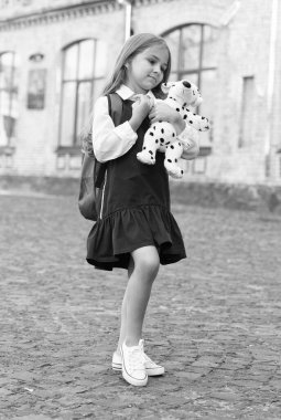 Oynamak yeni bir yetenek. Küçük çocuk dışarıda oyuncak köpeğe sarılıyor. Oyun okulu ve okuldan sonra. Eğitici oyunlar. Okul modasına geri dönelim. Üniforma. Erken çocukluk eğitimi. Oyun zamanı