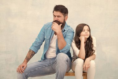 Sırf eğlence olsun diye kavga ettim. Mutsuz baba küçük kızıyla kavga ediyor. Birbirimizi görmezden geliyoruz. Çatışma ya da anlaşmazlık. Tartışma ve tartışma konsepti. Aile ilişkisi. Üretim boşluğu