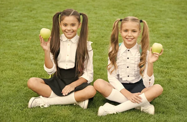 Las compañeras de clase comen sano almuerzo escolar, concepto de infancia feliz —  Fotos de Stock