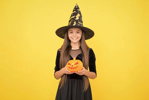 Questo e 'mio. festa in costume divertente. Jack o lanterna. Buon Halloween. bambino col cappello da strega. Il bambino tiene la zucca spaventosa. stregoneria e incantesimo. vacanza autunnale infanzia. teen girl pronto a festeggiare — Foto Stock