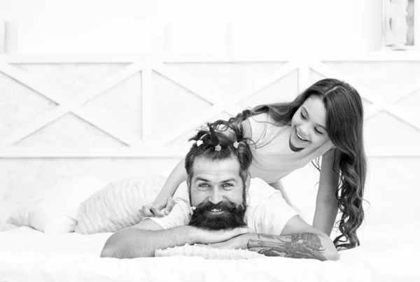 Семья любовь отношения дочери девочка и бородатый отец проводят свободное время вместе, вместе — стоковое фото