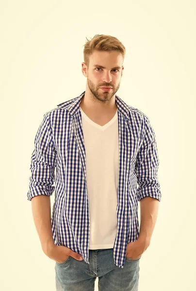 Ung sexig kille bär avslappnad stil skjorta isolerad på vit, frisör butik — Stockfoto